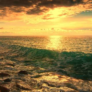 un apus de soare deasupra oceanului