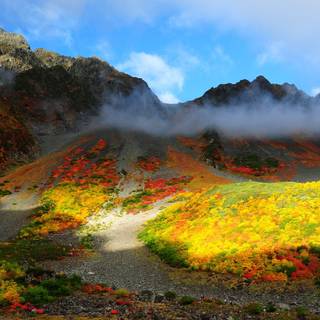 peisajul montan de toamnă din Karasawa Cirque