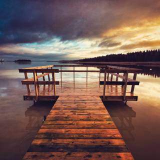 debarcader din lemn pe un lac, la apus