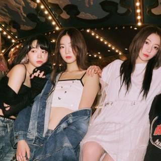 LE SSERAFIM kpop group wallpaper cute 