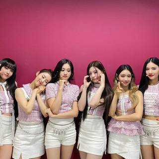 STAYC kpop group wallpaper pc