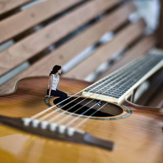 corzi și corp stă o figurină mică reprezentând o persoană