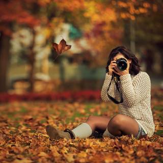 Femeie  pe patura de frunze