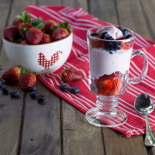  Parfait cu iaurt și fructe de pădure