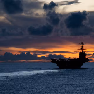 USS George Washington (CVN-73), în timpul apusului