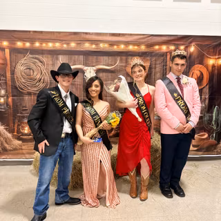 I won prom princess ❤️
