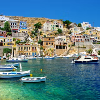 Portul Gialos din insula Symi, Grecia