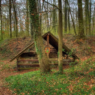 Adăpost rustic de lemn