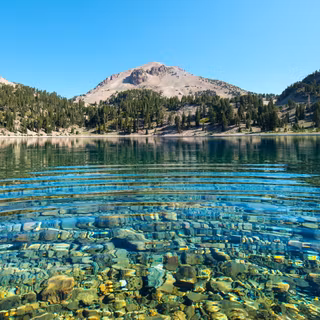 Lacul Helen situat în Parcul Național Vulcanic Lassen din California SUA
