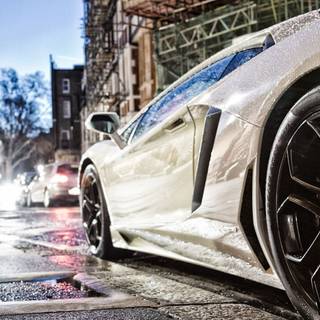 Lamborghini Aventador alb este parcat pe o stradă umedă din oraș