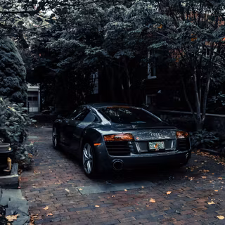 Audi R8 parcat pe o alee din cărămidă