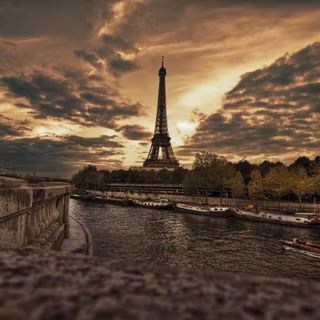 Turnului Eiffel din Paris în timpul unui apus dramatic