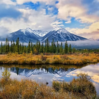 Parcul Național Banff din Canada prezentând munți înzăpeziți reflectați în apă