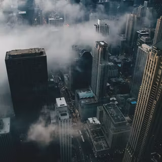 Chicago cu zgârie-nori acoperiți parțial de ceață sau nori