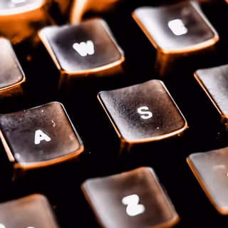 Taste negre și lucioase ale unei tastaturi