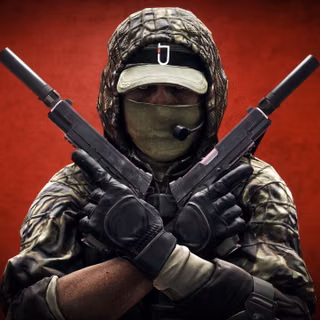 Soldat înarmat cu două pistoale cu amortizor
