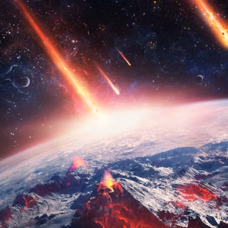 Meteoriți aprinși care cad pe suprafața unei planete muntoase și vulcanice.
