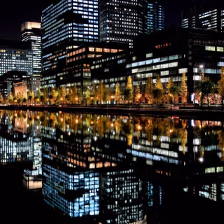 Zgârie-nori iluminați din zona Yurakucho - Tokyo