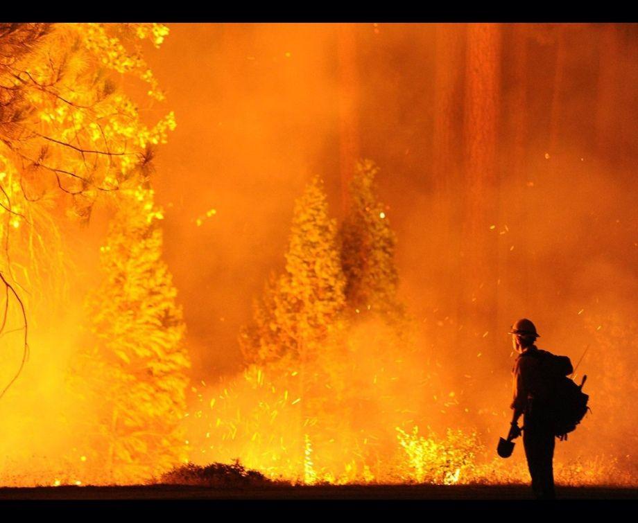 Wallpaper photo of Hero firefighters battle Yosemite fire in high