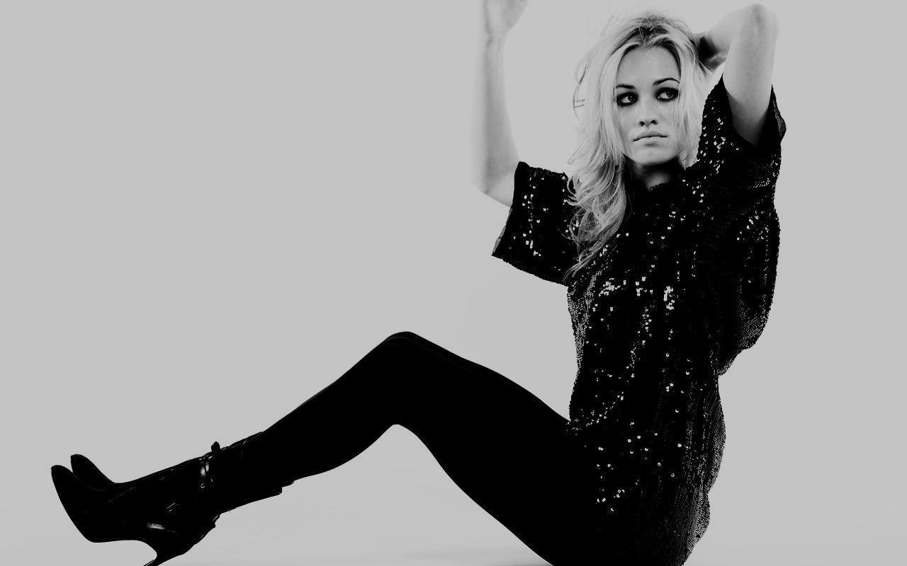 Yvonne Strahovski Wallpaper