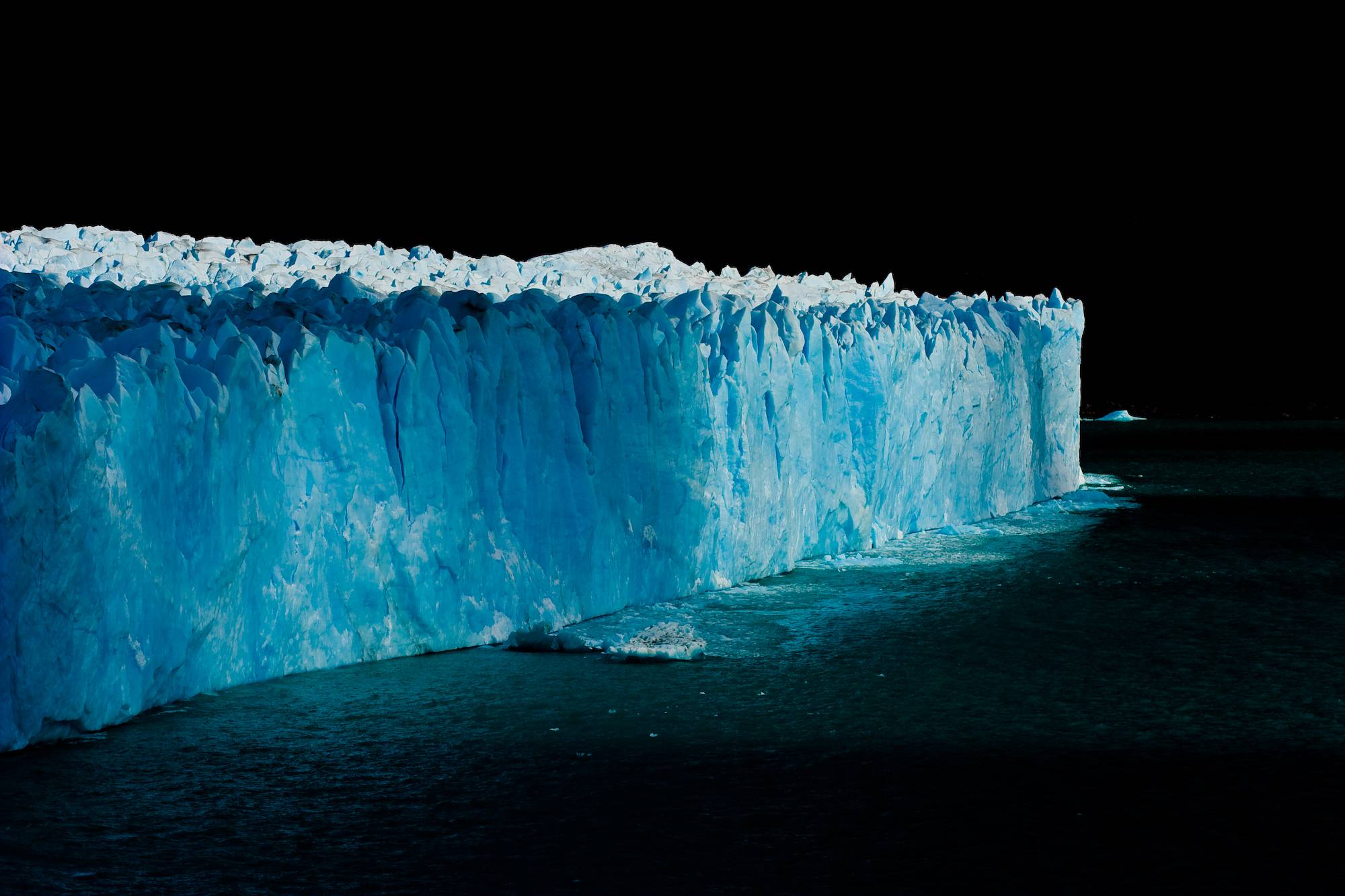 Giant Iceberg Wallpaper 2000x1333