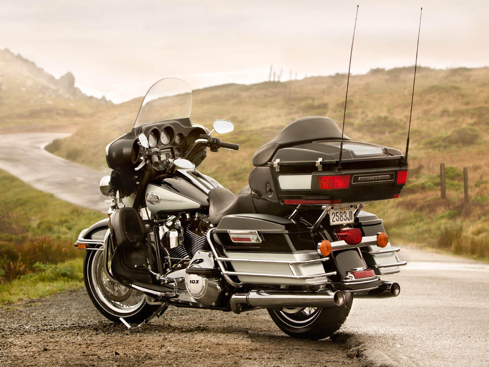 wallpaper: Harley Davidson Ultra Classic Electra Glide FLHTCU Bike