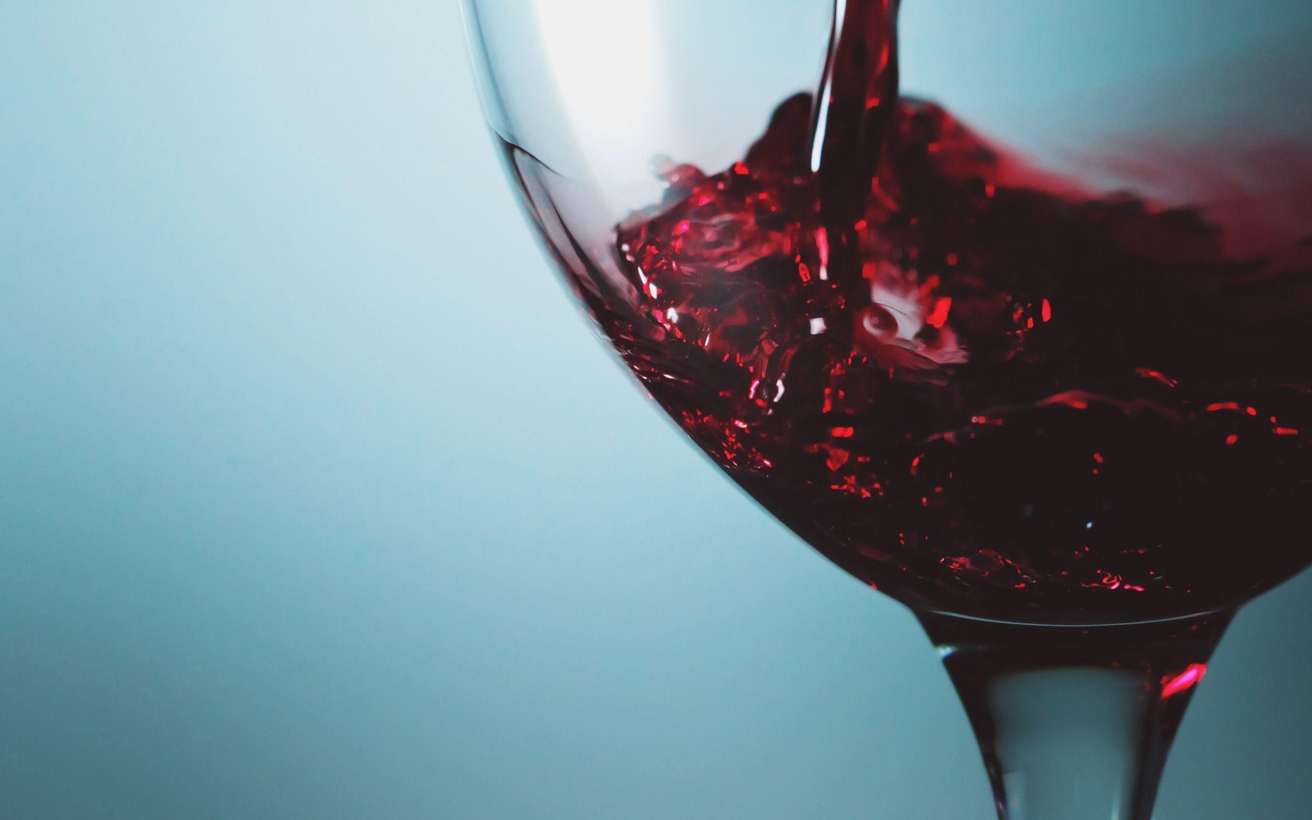 Por qué el vino se sirve en copas?