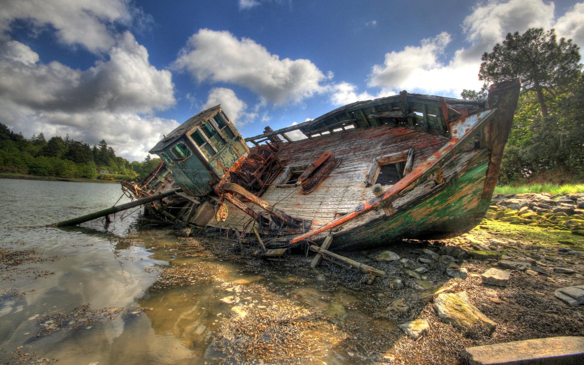 HD Ship Wreck On Shore Hdr Wallpaper