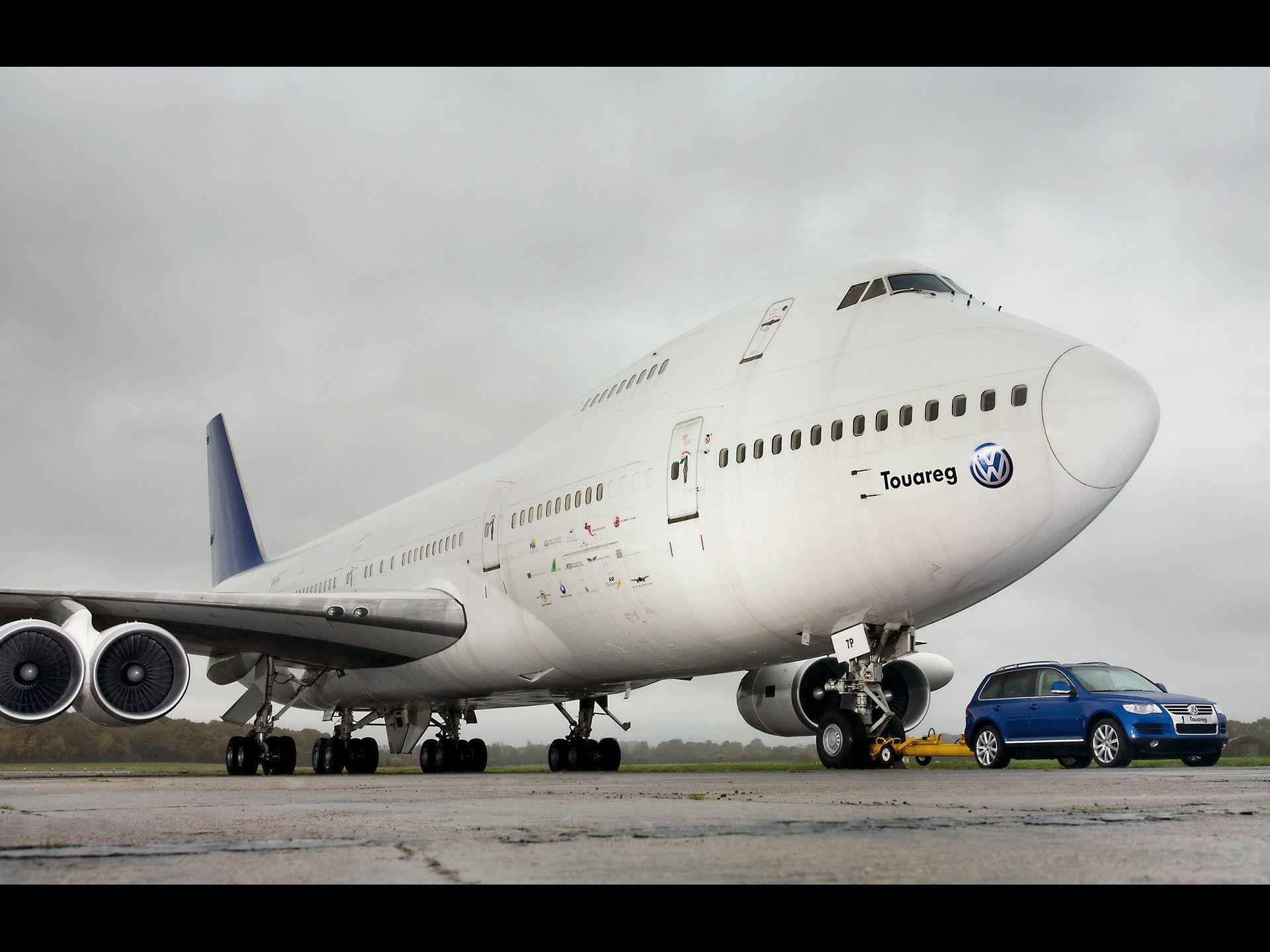 Volkswagen Touareg zieht Boeing 747