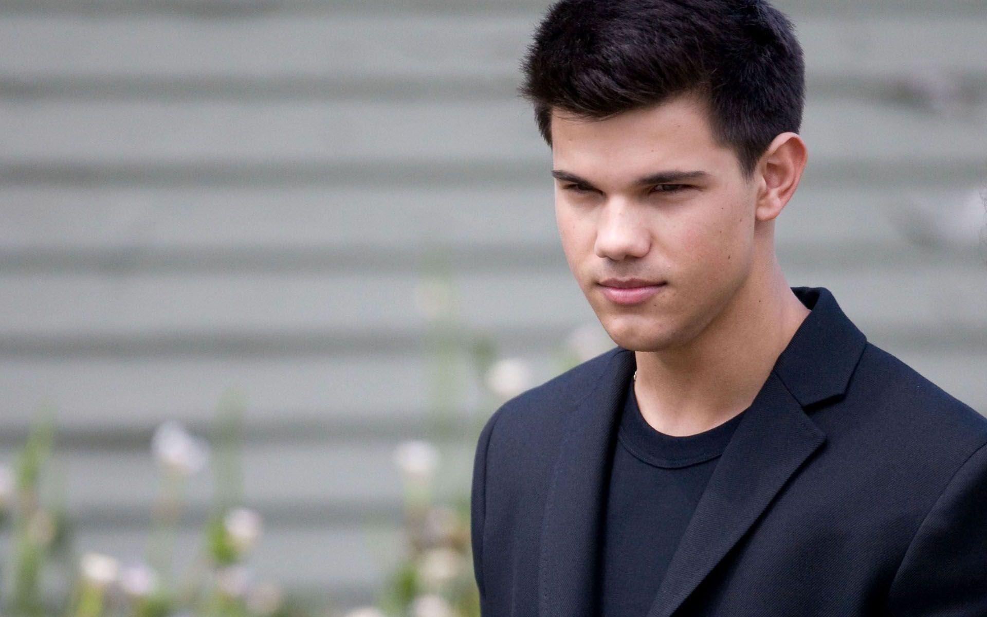 Taylor Lautner Wallpaper HD Desktop Background on ScreenCrot.Com