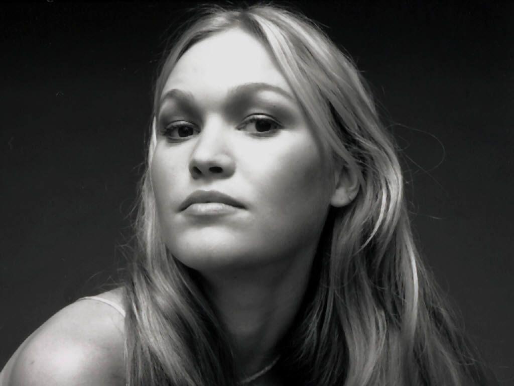 Julia Stiles wallpaper 13 / Celebrity Wallpaper / Female