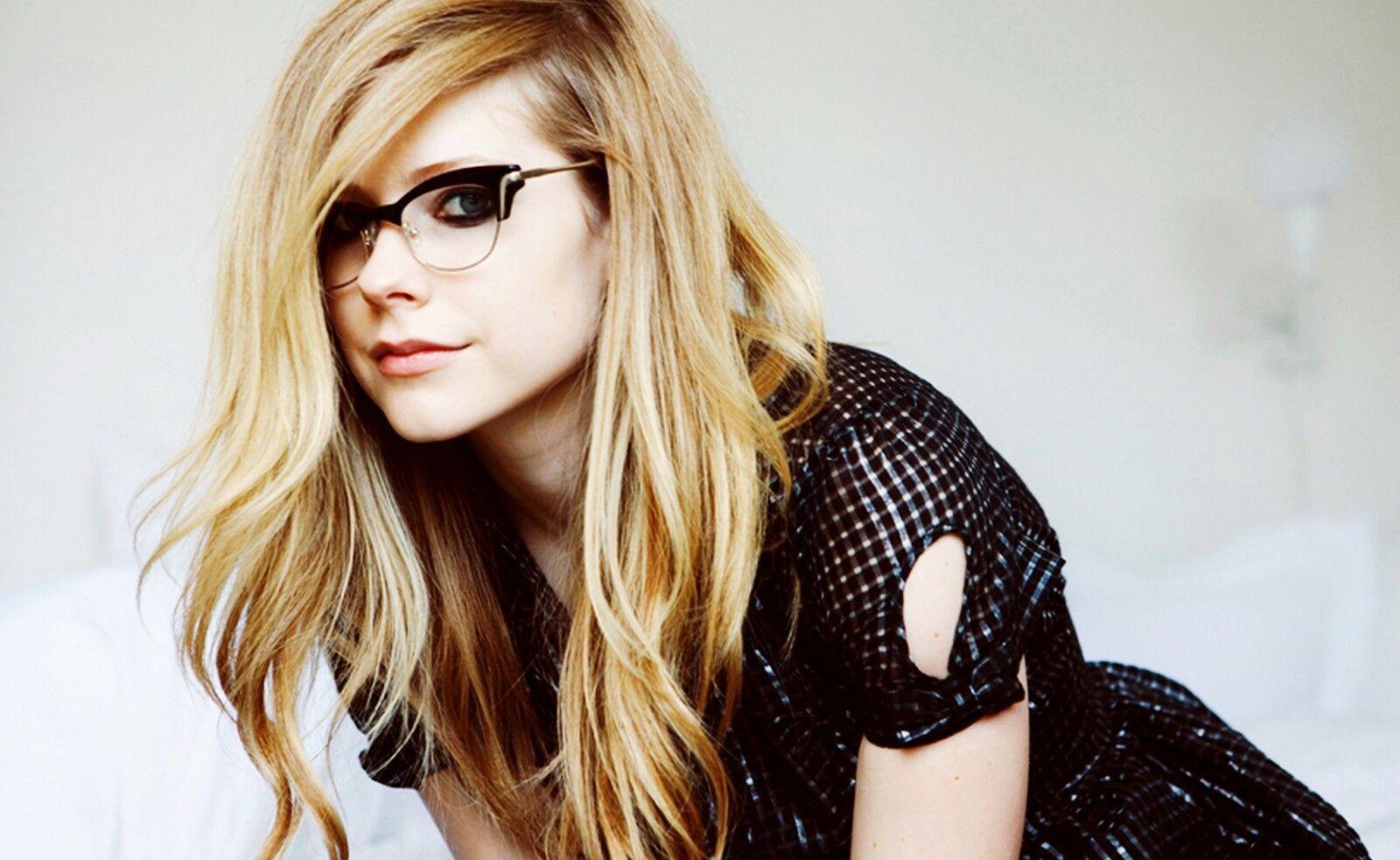 Cute Avril Lavigne Wallpaper Wallpaper Inn