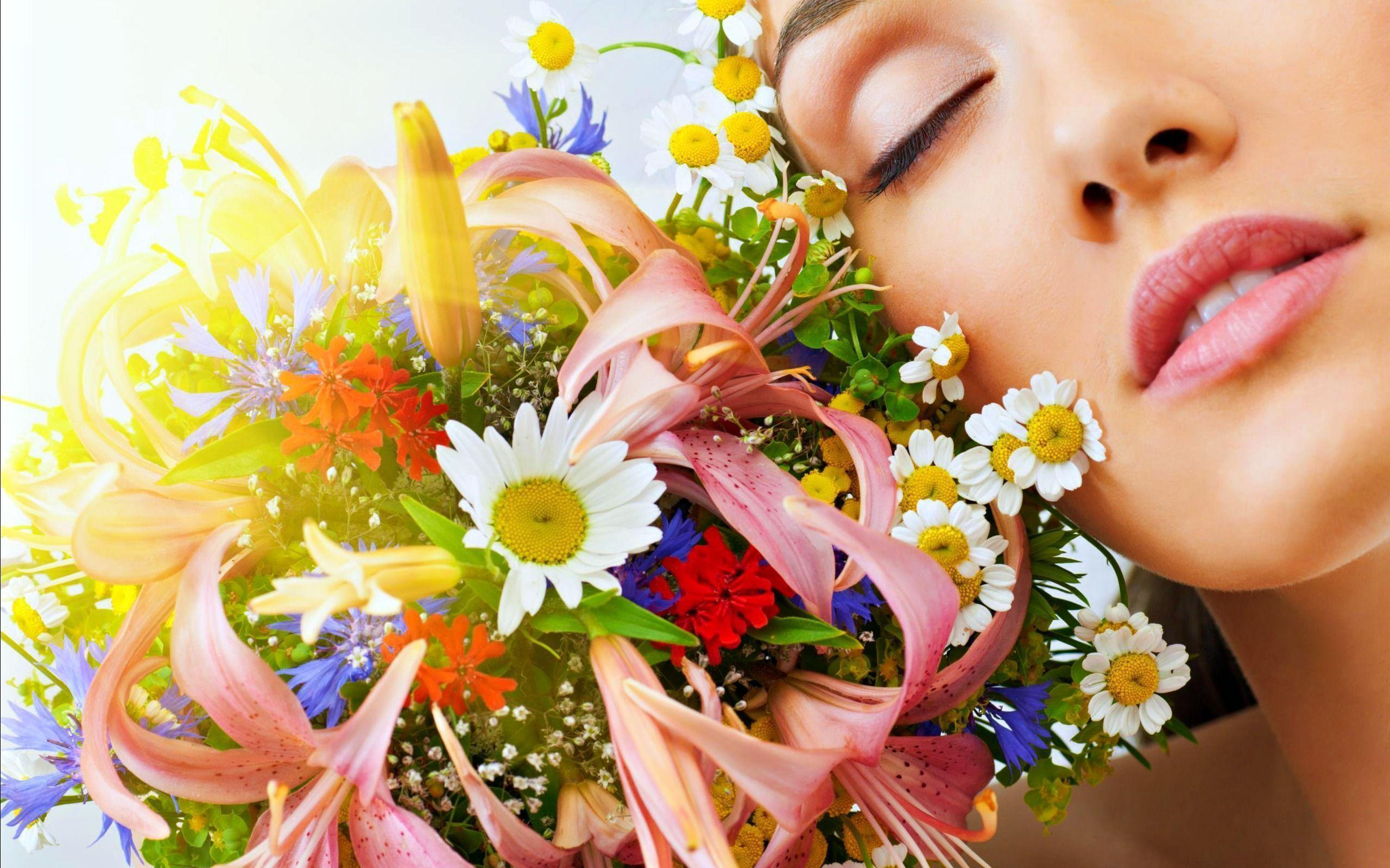 Woman love Flower Wallpaper
