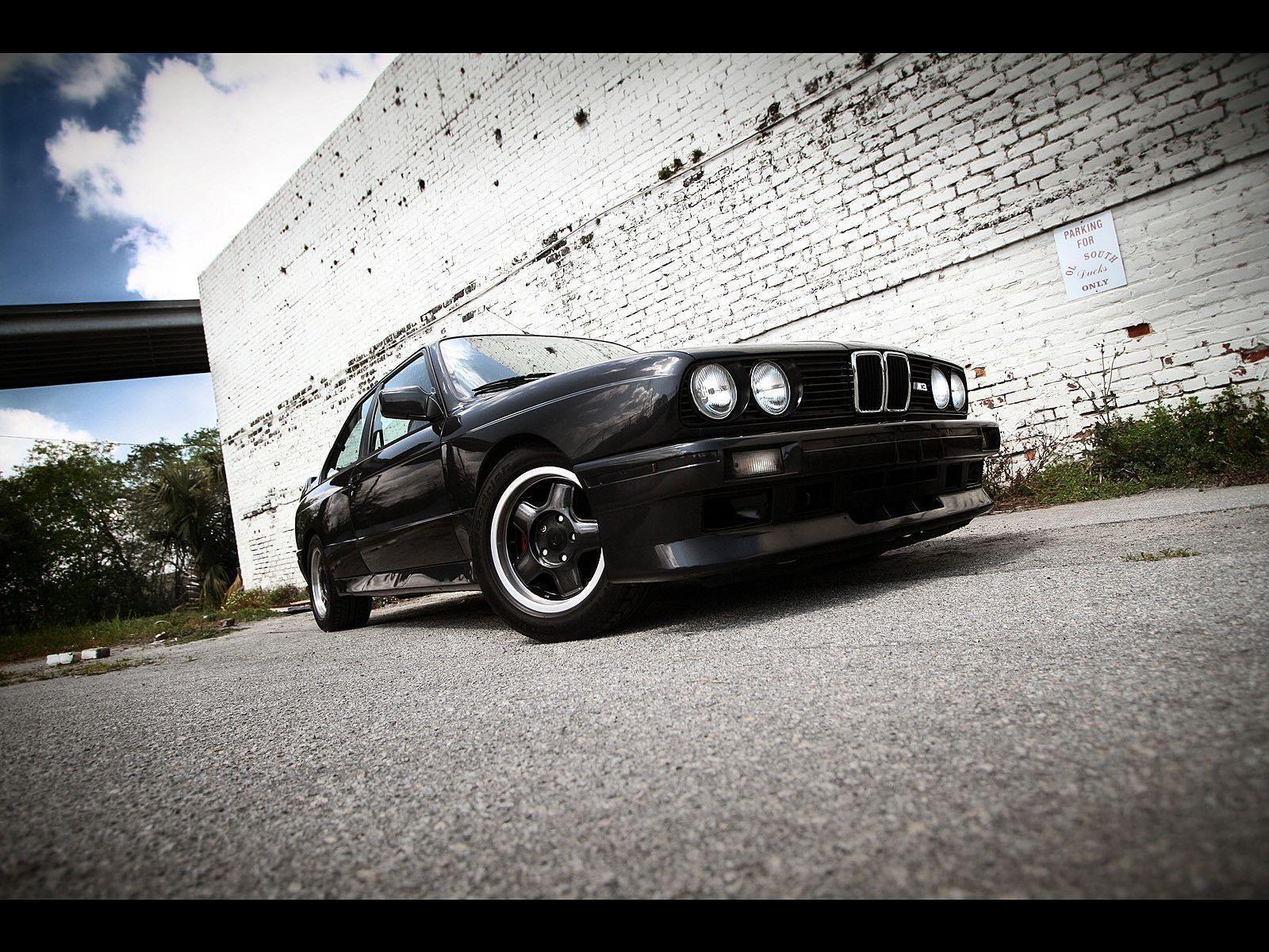 BMW M3 E30 photo with 31 pics. CarsBase.com