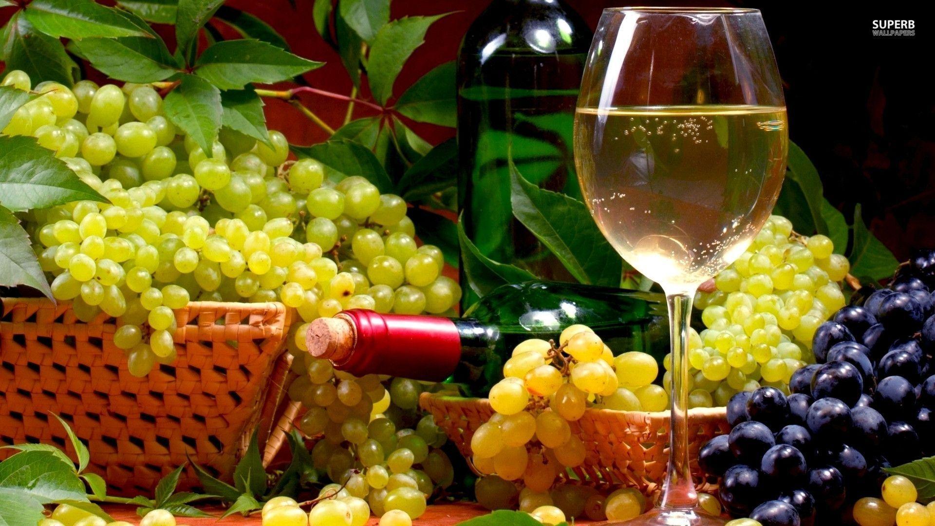 White wine and grapes wallpaper