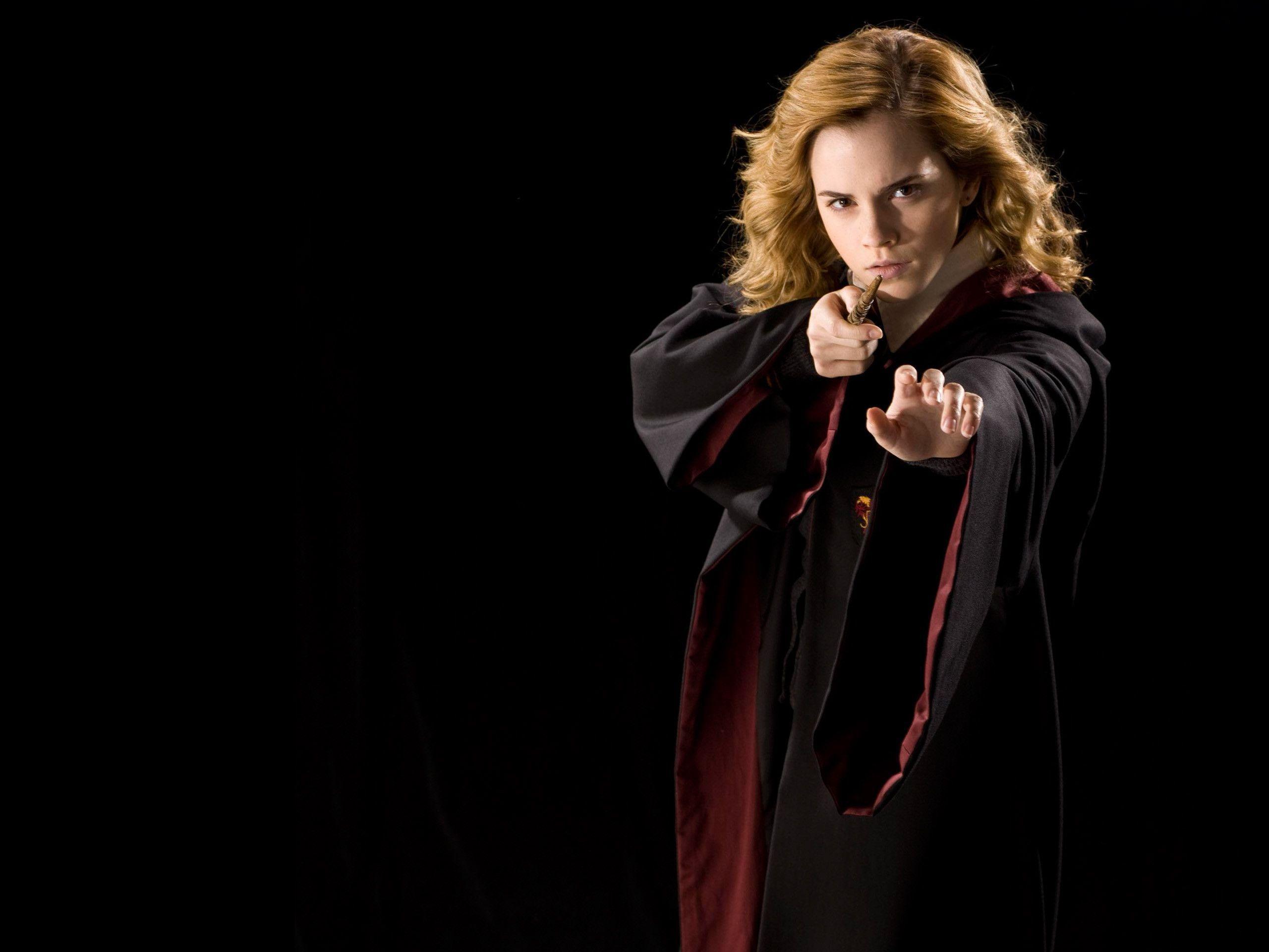 Hermione In Action Wallpaper