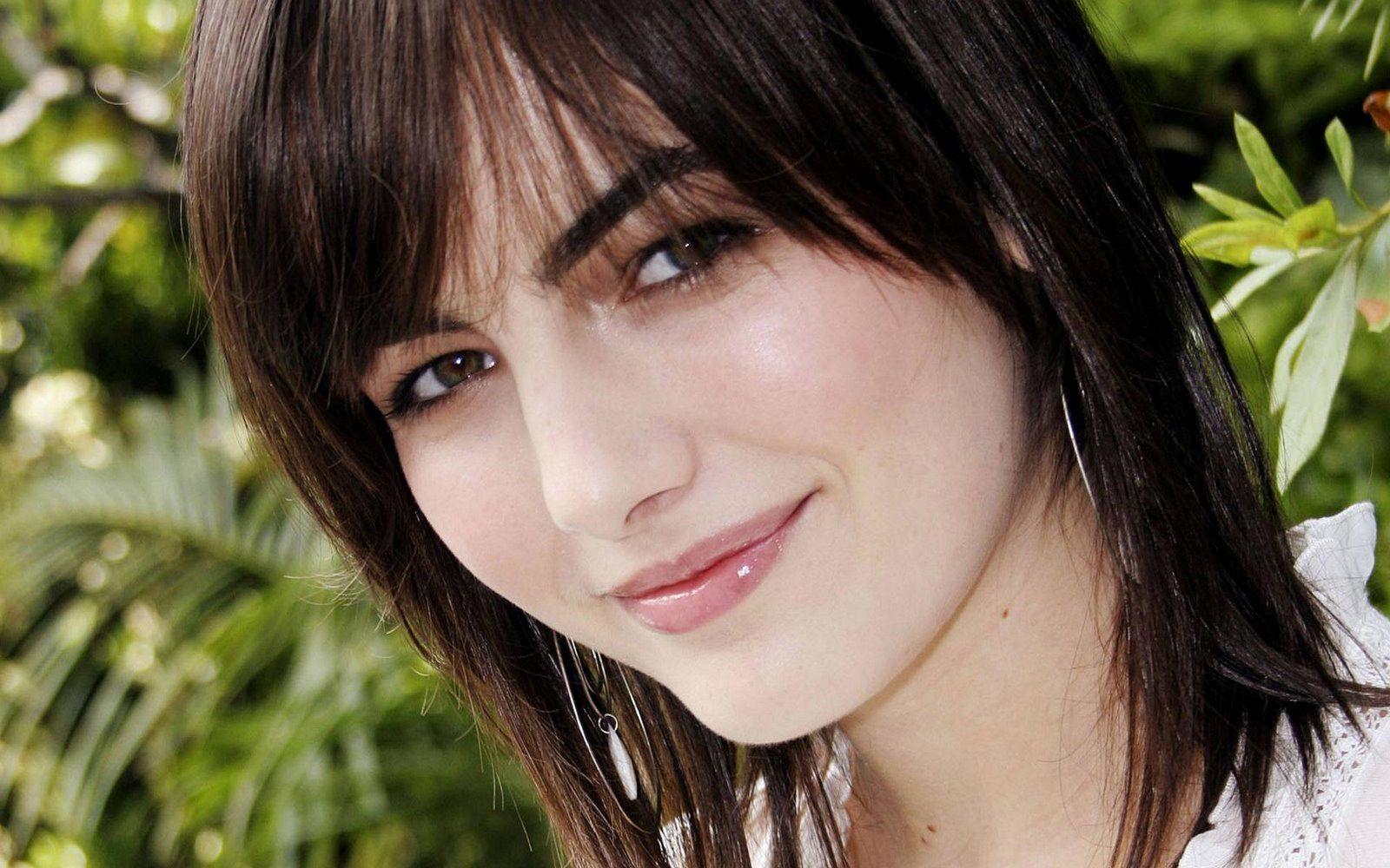 HQ Widescreen Celebrity Wallpaper Without Watermarks: Camilla Belle 1