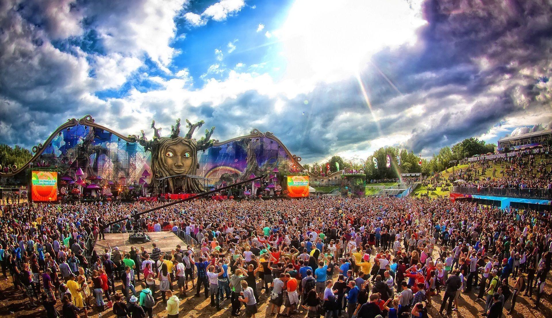 (Overplayed) Tracks You&;re Bound To Hear At Tomorrowland 2014