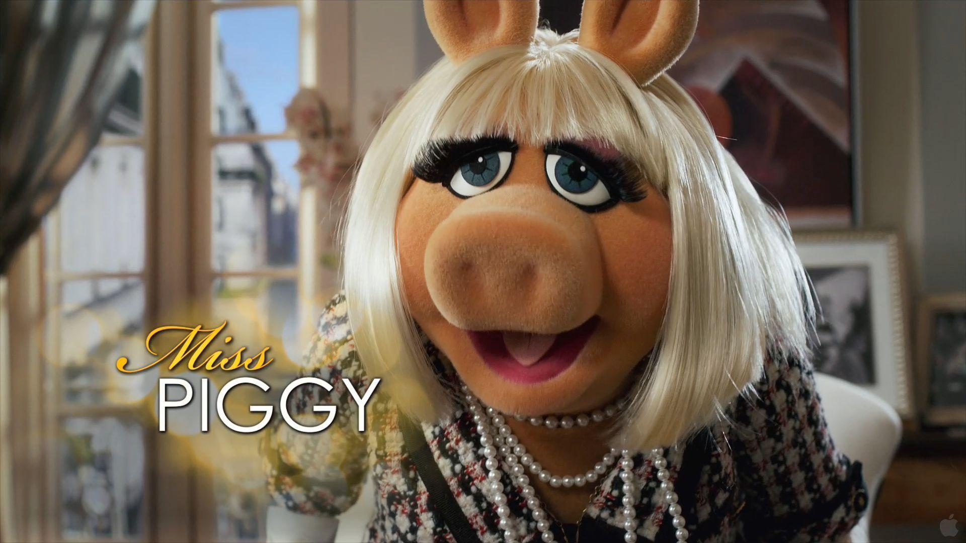 image For > Miss Piggy Drinking