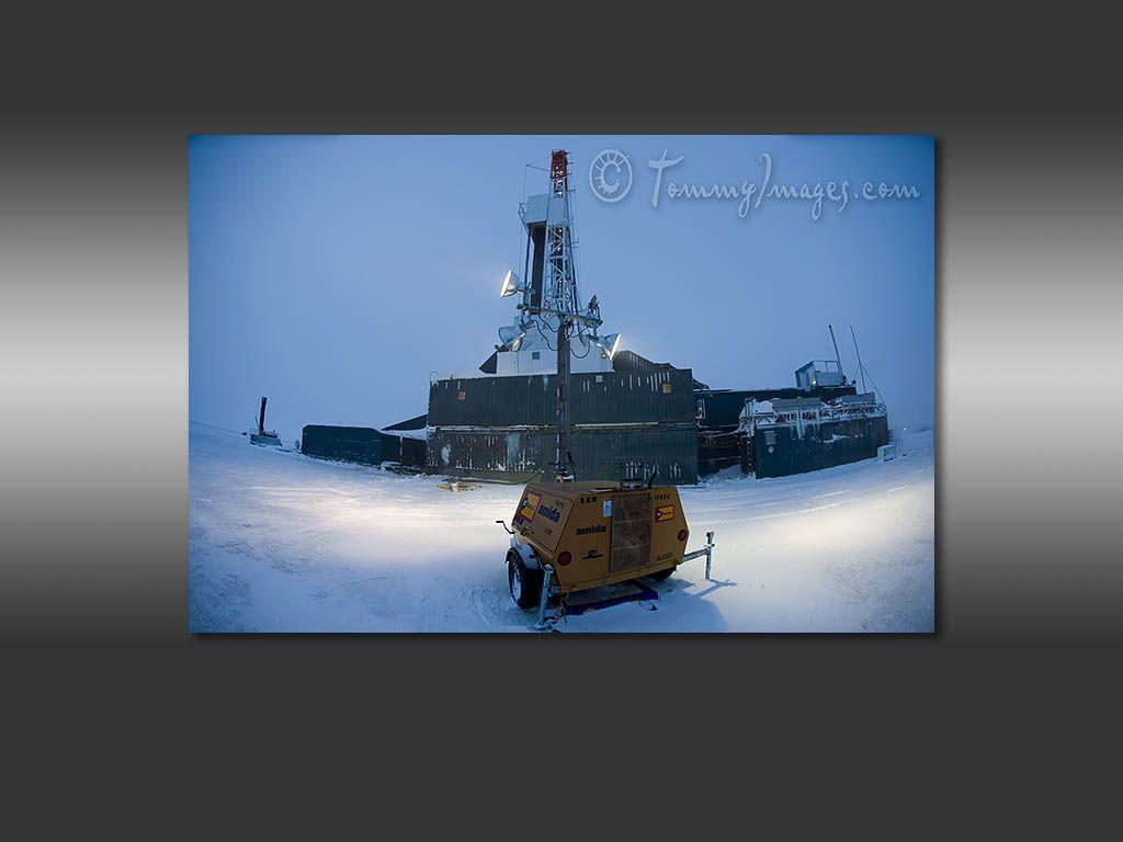 Free Computer Desktop Wallpaper: Arctic oil rig site