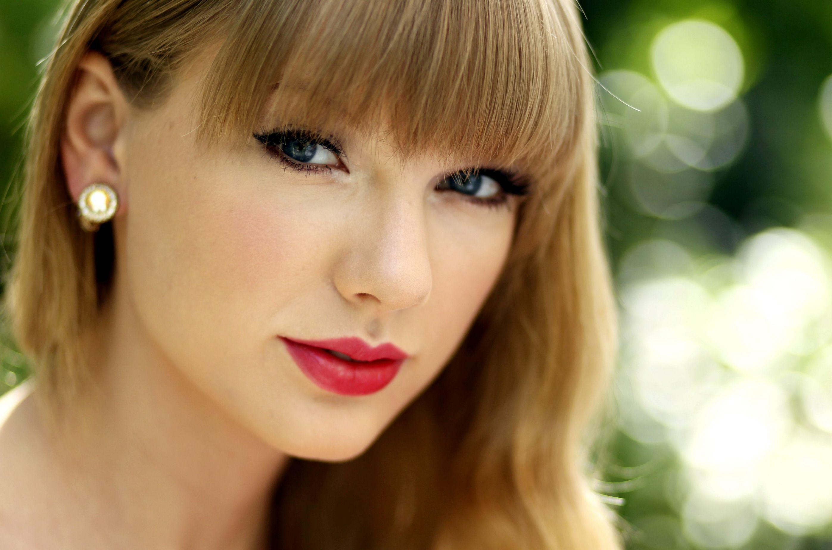 Taylor Swift Straight Hair Wallpaper