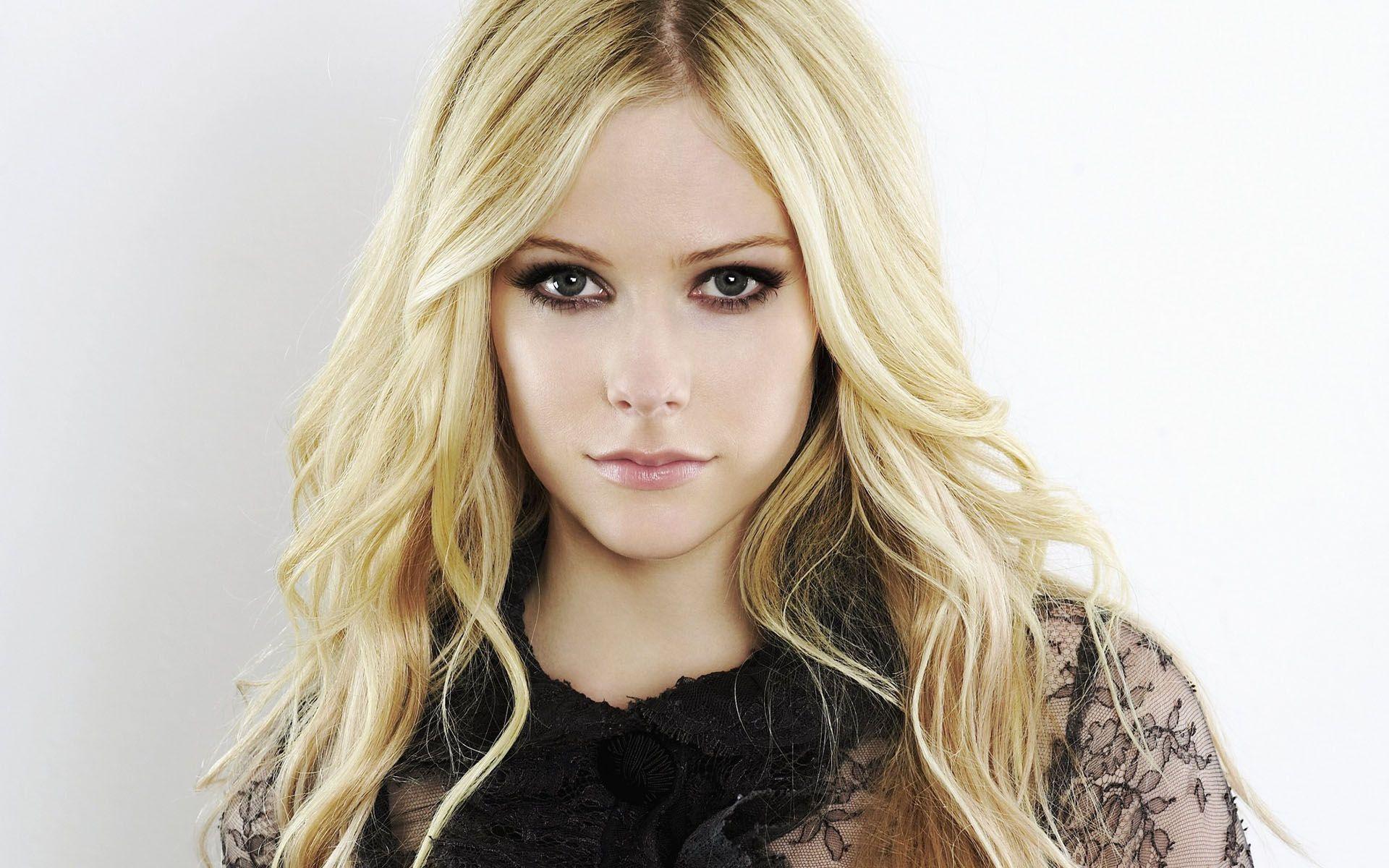 Beautiful Avril Lavigne Wallpaper