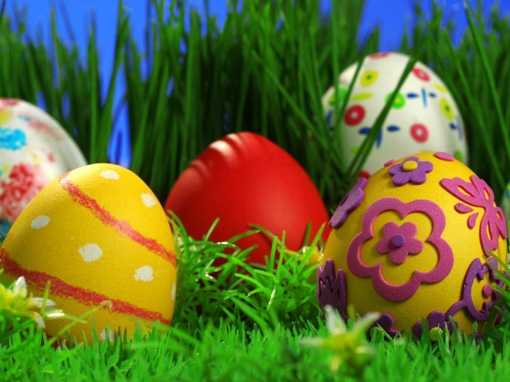 Download Free 1024x768 Colorful Easter Eggs on Grass Desktop
