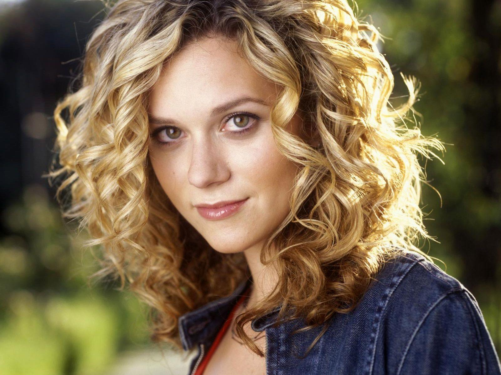 Hilarie Burton- Celebrity HD Wallpapers