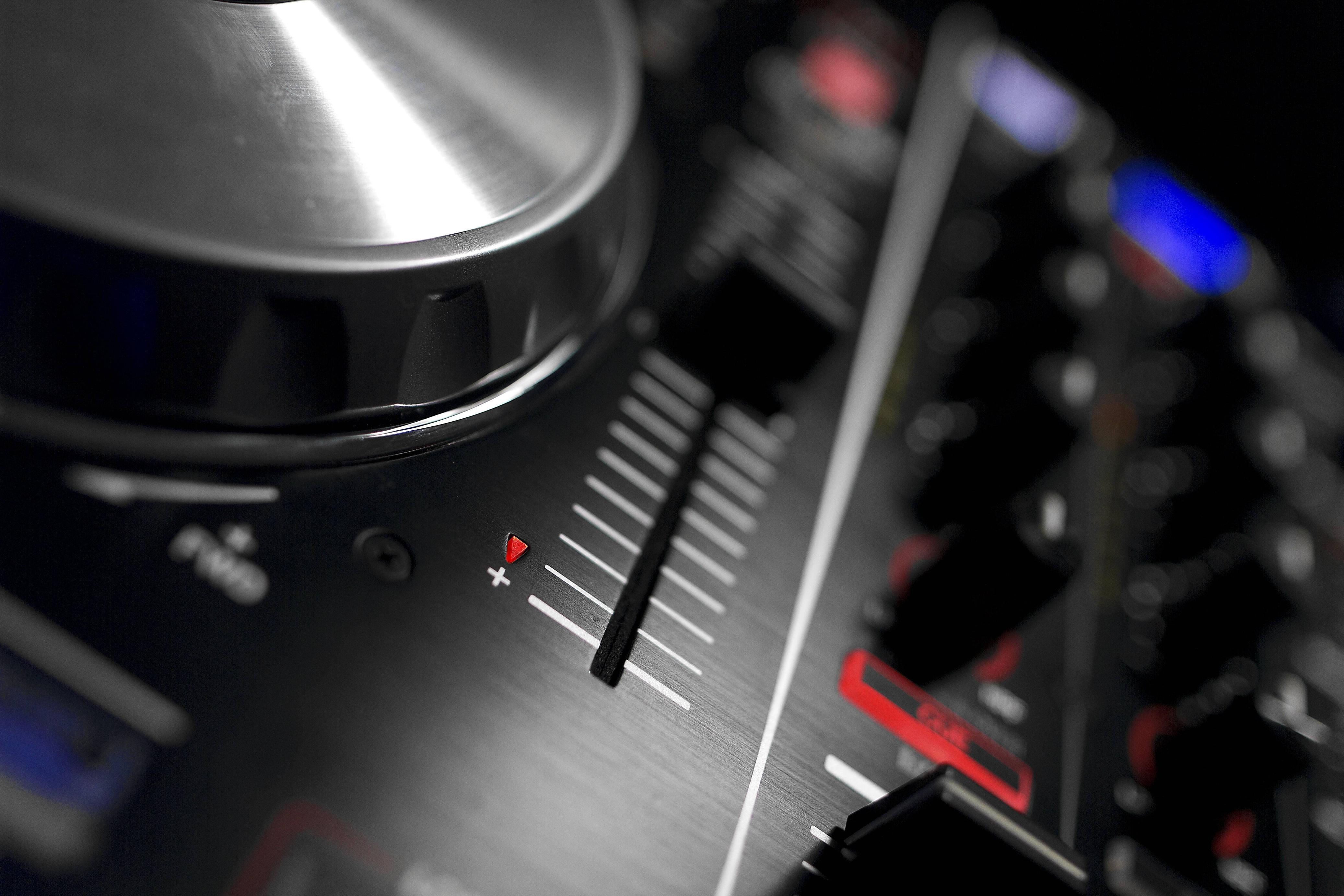 REVIEW: Pioneer DDJ SX Serato DJ Controller