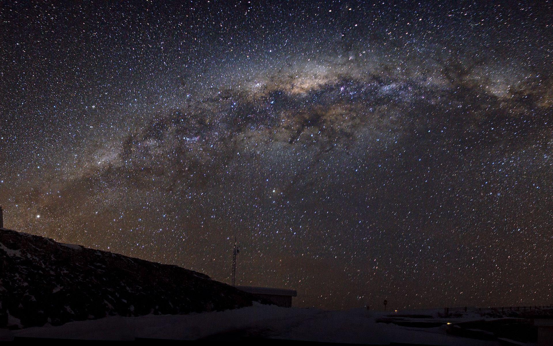 Stars Circle over the Residencia at Cerro Paranal wallpaper