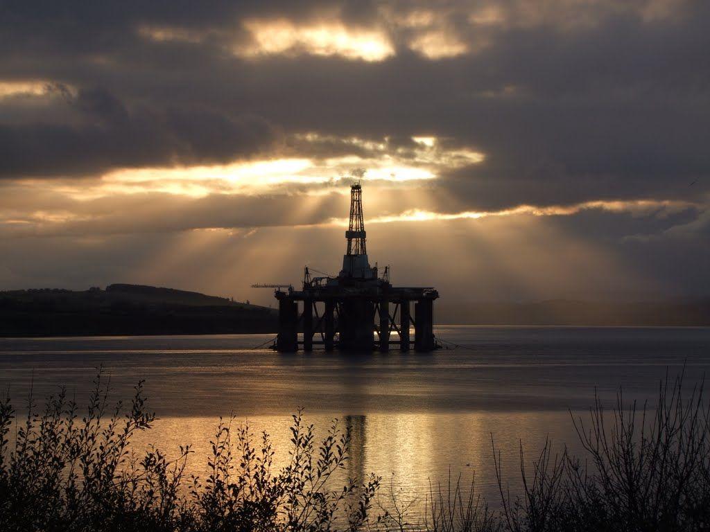 Panoramio of Sunlit Oil Rig