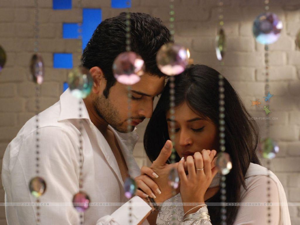 Lovable scene of Arjun and Arohi in Kitani Mohabbat Hai 32337