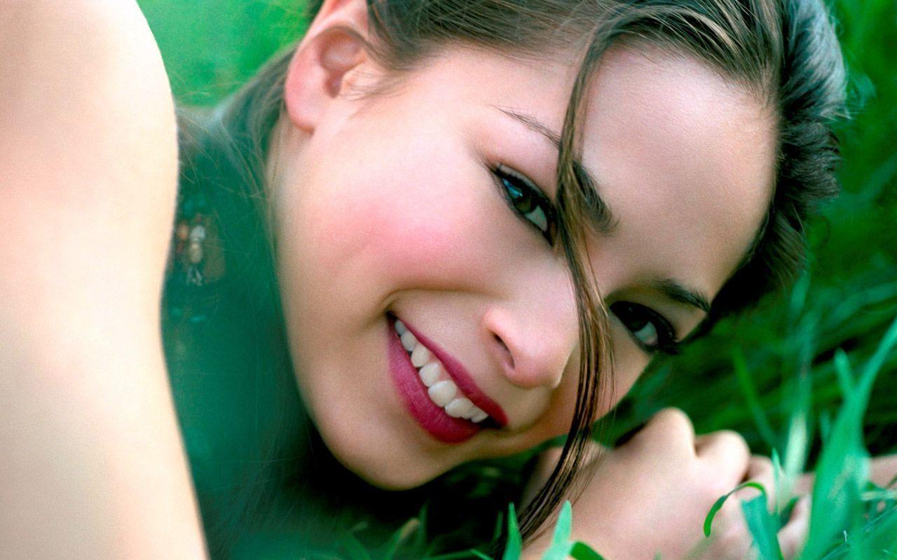 Widescreen Wallpaper > Celebrities > Kristin Kreuk. Free Laptop