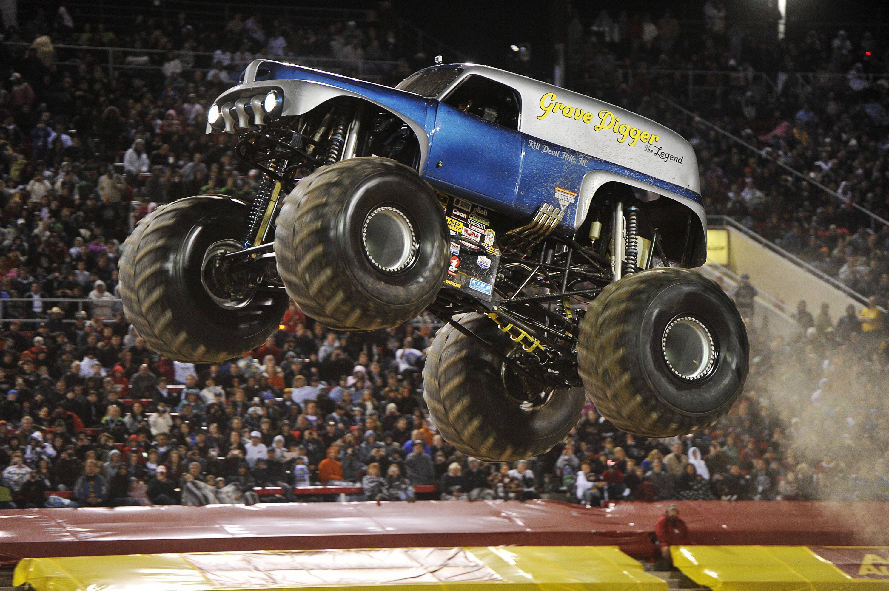 Vehicles For > Grave Digger Monster Truck Wallpapers